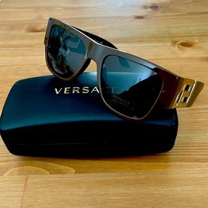 Versace men’s sunglasses 4403 in brown/green.
